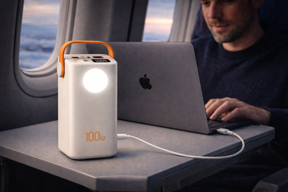 homme recharge ordinateur avec batterie portable dans avion