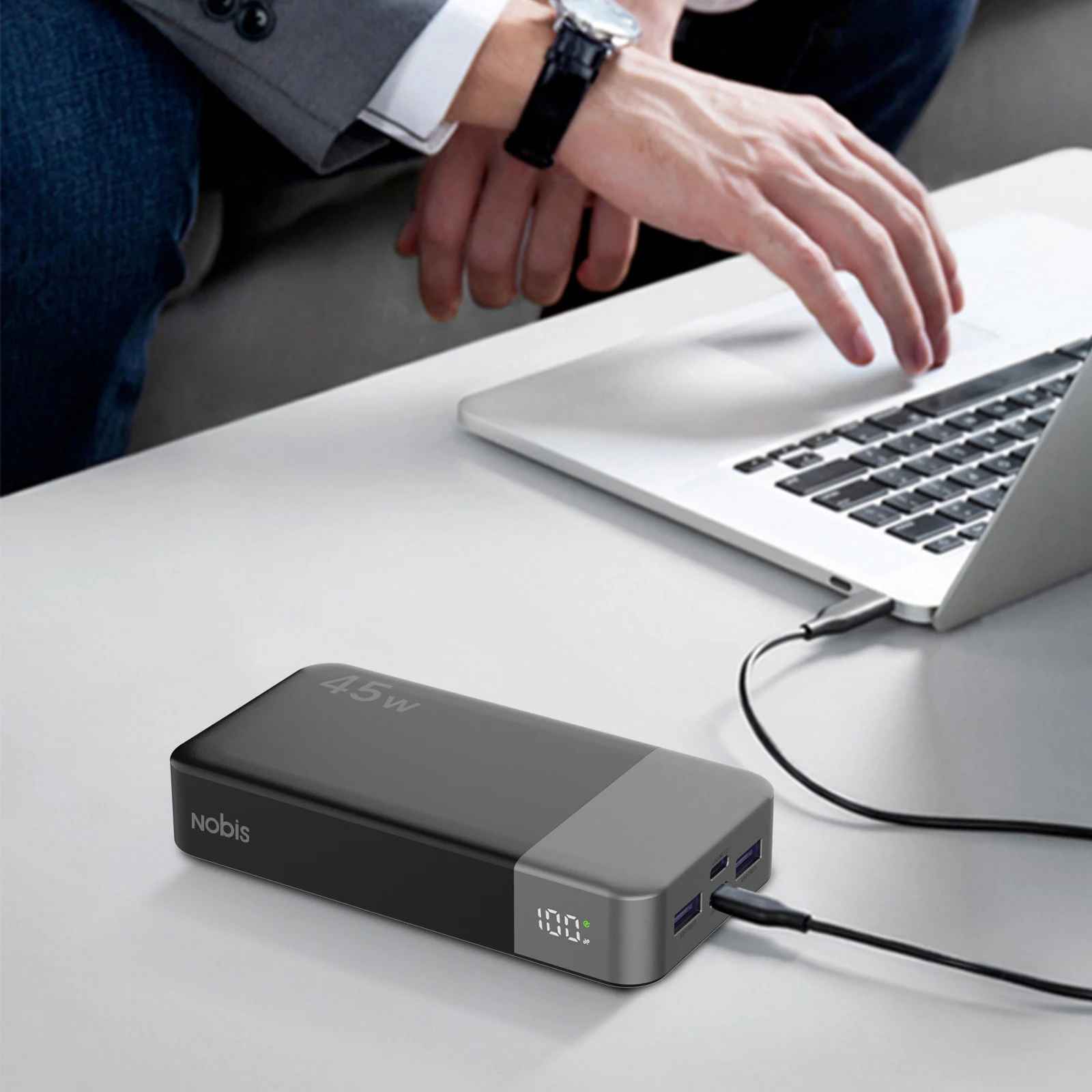 homme rechargeant ordinateur avec batterie portable