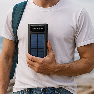 homme tient batterie solaire portable dans sa main