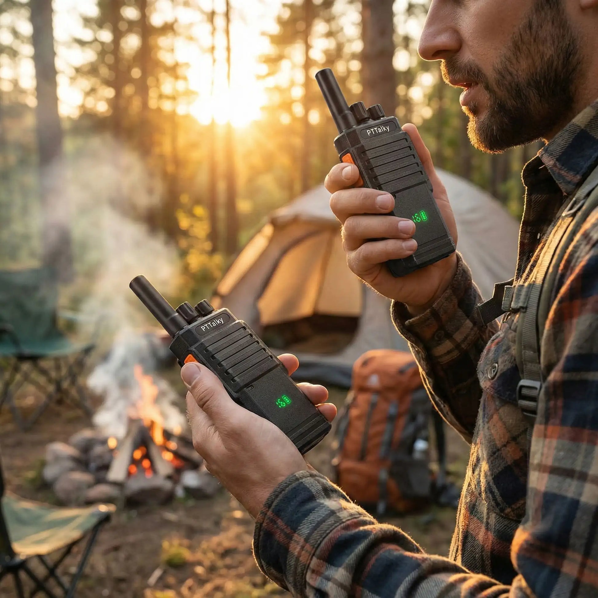 homme utilisant talkie walkie camping