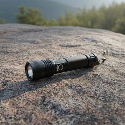 lampe de poche posee sur un rocher