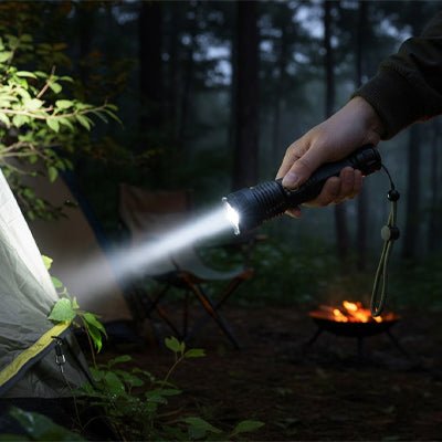 lampe de poche qui eclaire une tente