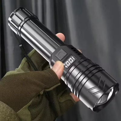 lampe torche puissante dans une main
