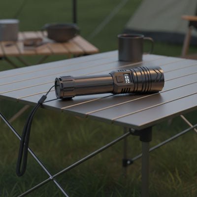 lampe torche puissante posee sur une table