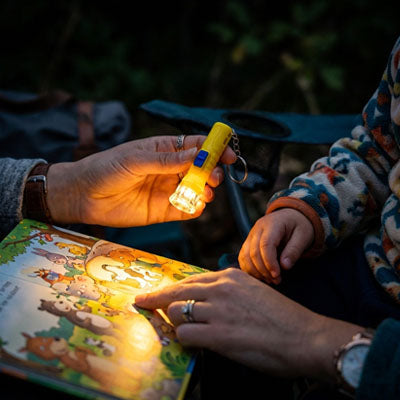 maman eclaire avec lampe torche enfant livre fils