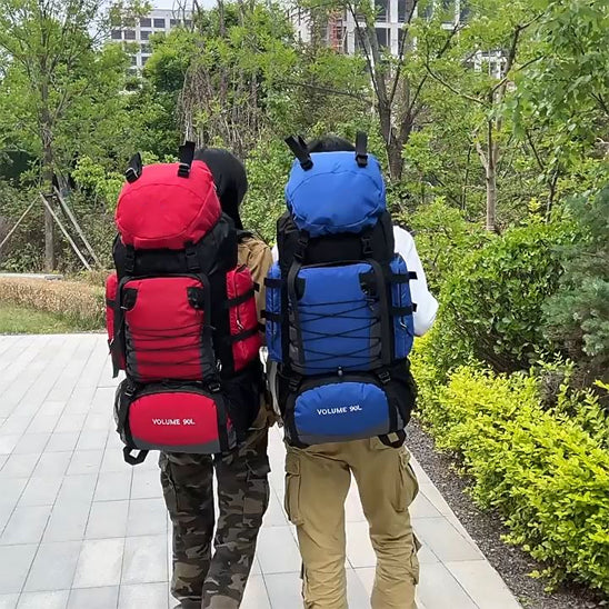 personnes marchant avec sac a dos pour voyage