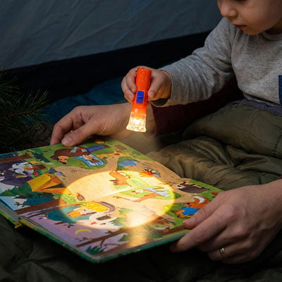 petit garcon eclaire images livre avec lampe torche enfant