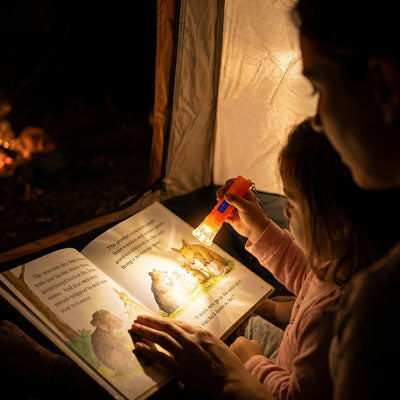 petite fille eclaire livre avec lampe torche enfant