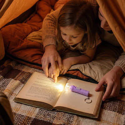 petite fille lit avec lampe torche enfant dans tente