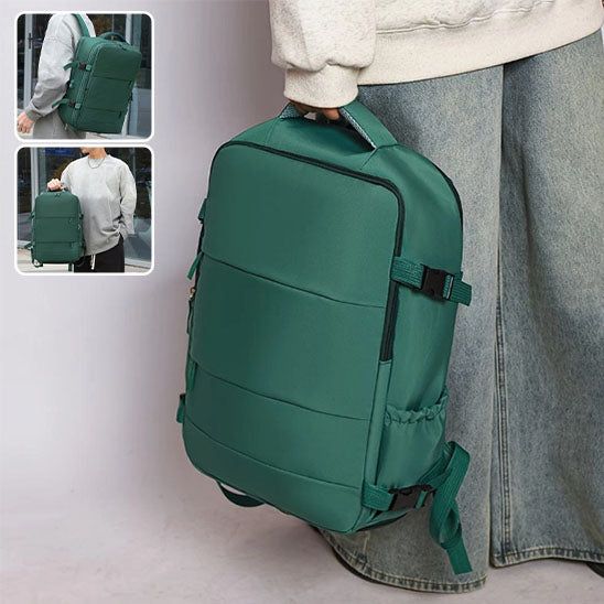 sac a dos de voyage vert tenu par femme