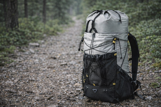 sac a dos randonnee pose au sol foret
