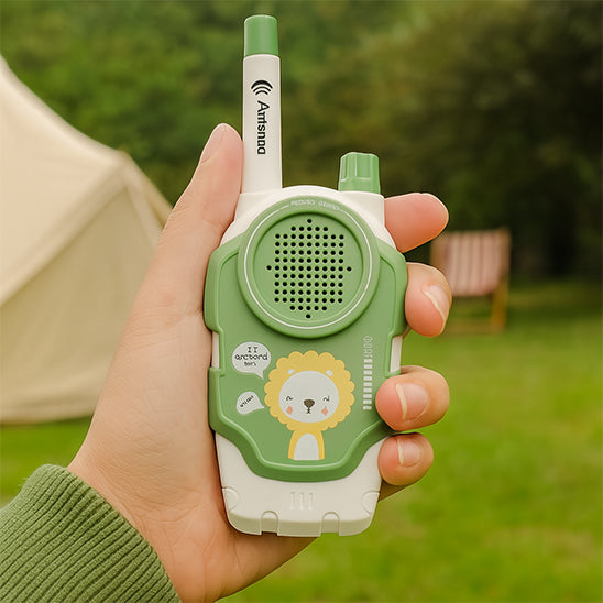 talkie walkie enfant dans la main