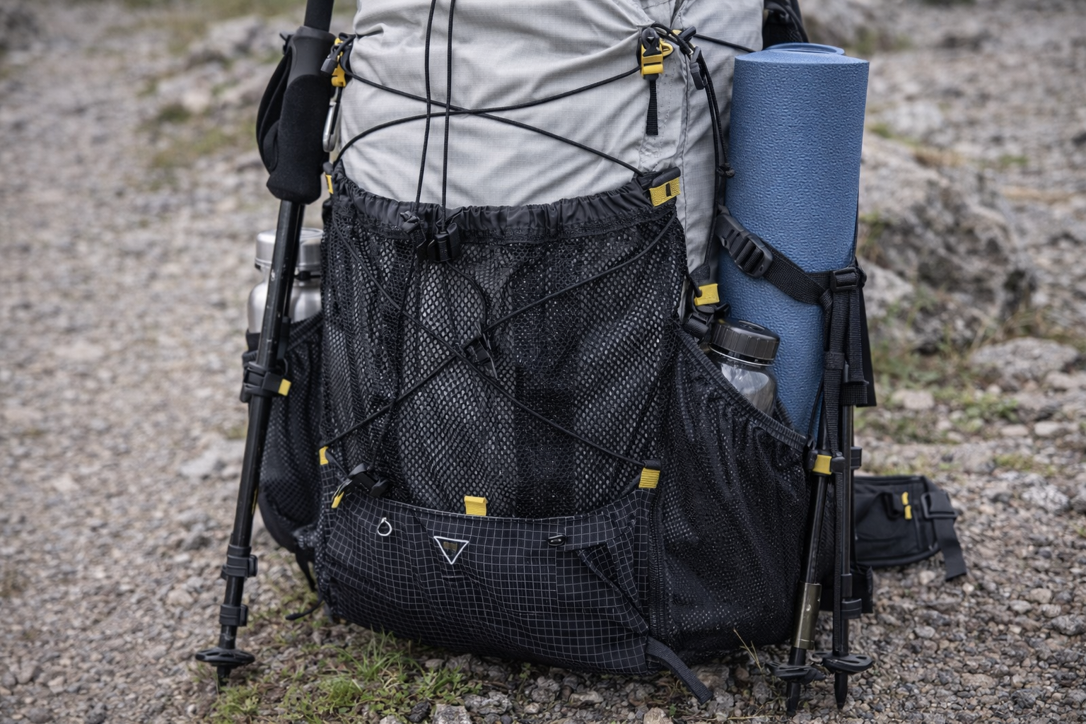 zoom sur sac a dos randonnee avec nombreuses poches